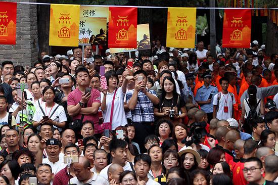 嵩山少林寺常住院举行无遮大会开幕仪式,吸引各地群众前来参加。
