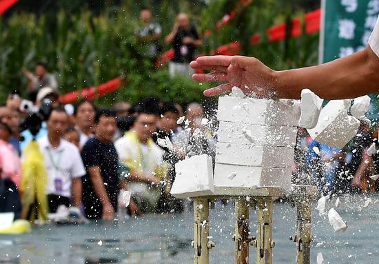 “单掌断砖”从首届武术大会就开始成为竞技项目 