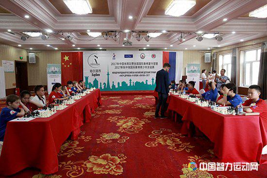 颁奖仪式之天,马克拉科夫与16位少年棋手进行车轮大战。