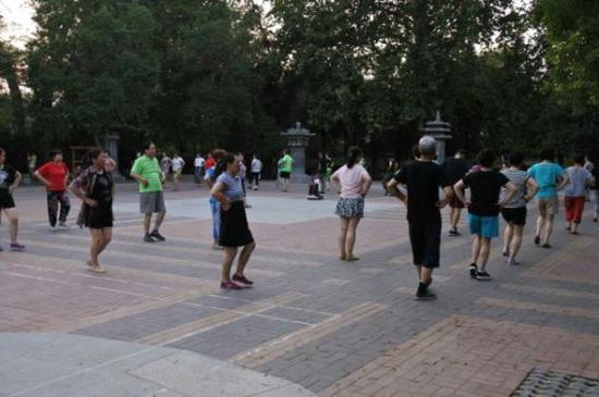 新华社:如何让广场舞大妈们不再抢占篮球场_其