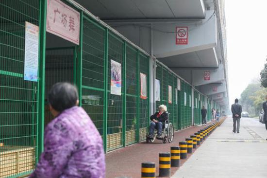 新华社:如何让广场舞大妈们不再抢占篮球场_其