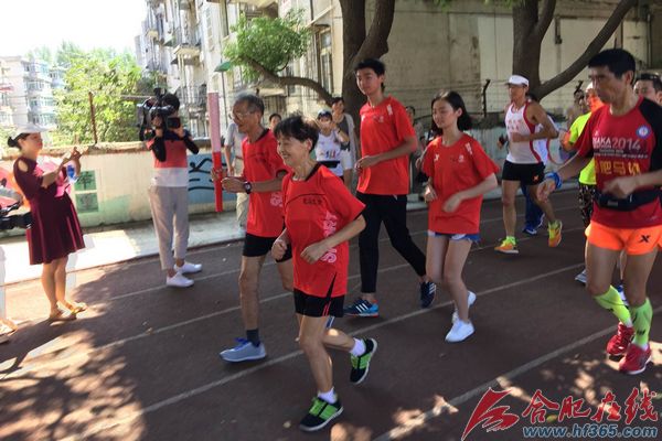 年龄最大马拉松伉俪庆金婚 老人每天跑一万米
