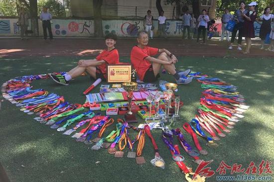 年龄最大马拉松伉俪庆金婚 老人每天跑一万米