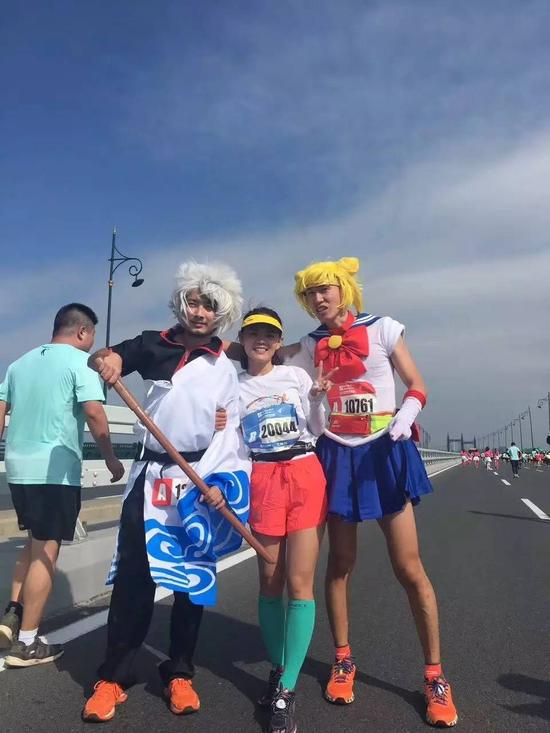 去年赛道上见到的美少女,今年又来了