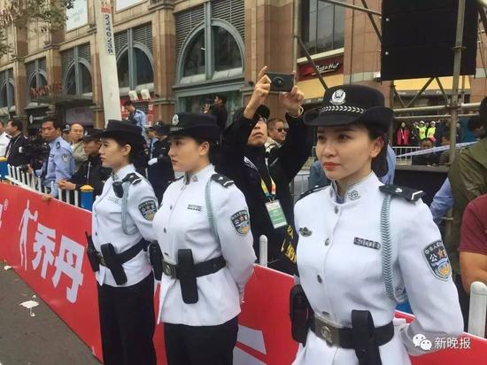 美女警花护卫赛道,颜值超高