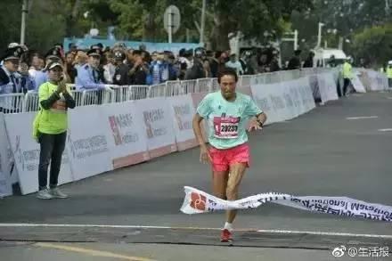 49岁的中国选手李秀艳一直领跑女子组,她也获得了女子冠军。