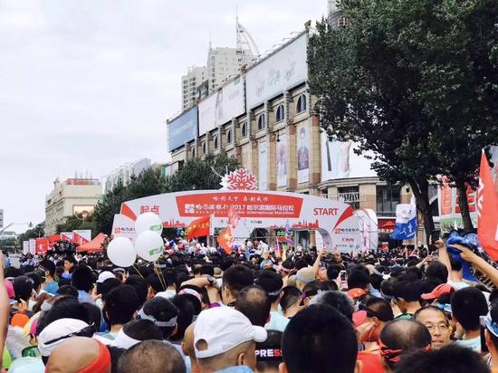 早上7点30分,2017哈马准时鸣枪起跑