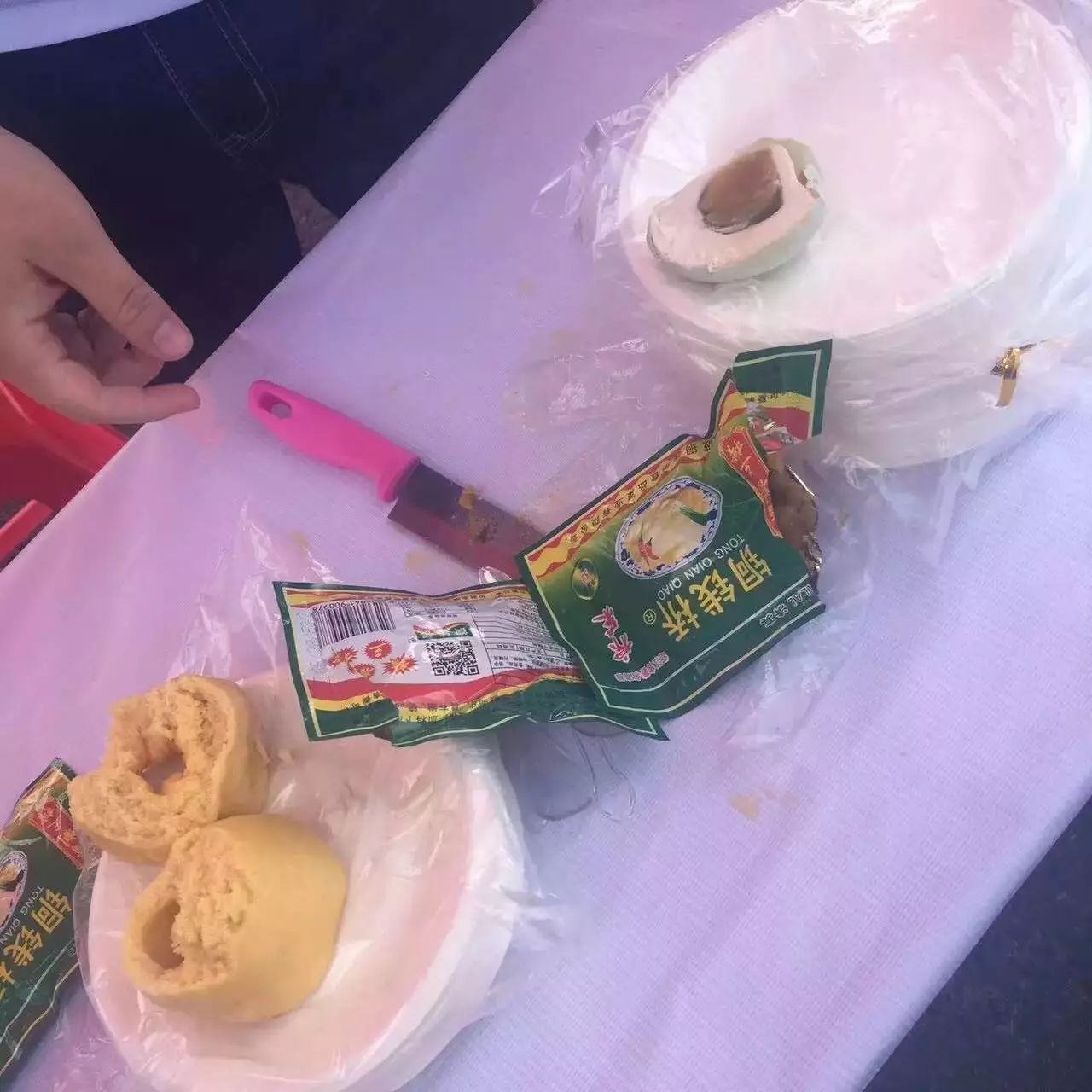 窝窝头配榨菜,再来个咸鸭蛋,你是来秋游的吧