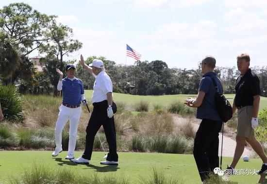 特朗普与日本首相安倍晋三打高尔夫