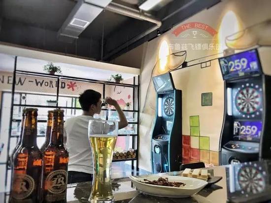 俱乐部主店灯光音响投影等设备齐全,