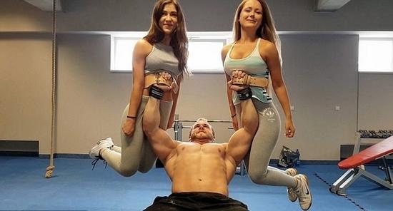 别人的健身特技! 男子卧举两体重50kg女子走红