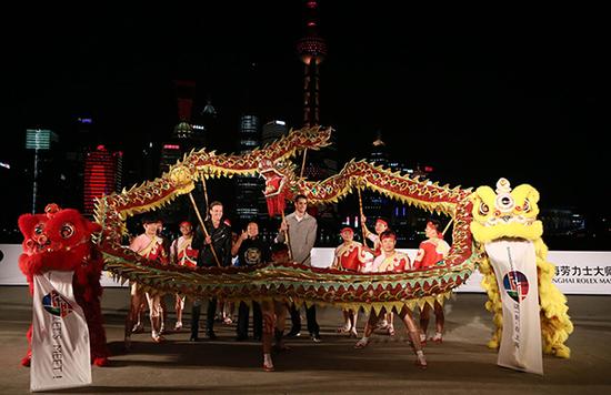 2014年10月7日，2014上海网球大师赛大师游浦江，伯蒂奇、伊斯内尔舞龙舞狮。