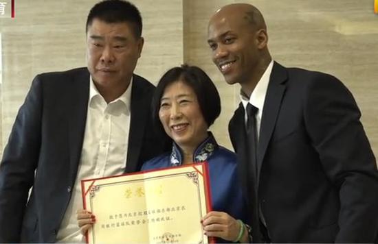 北京大妈真有钱 为追星马布里给北控队捐50万