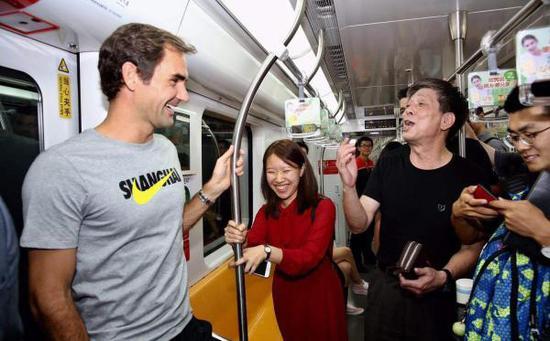 费德勒在地铁和上海大叔热聊。