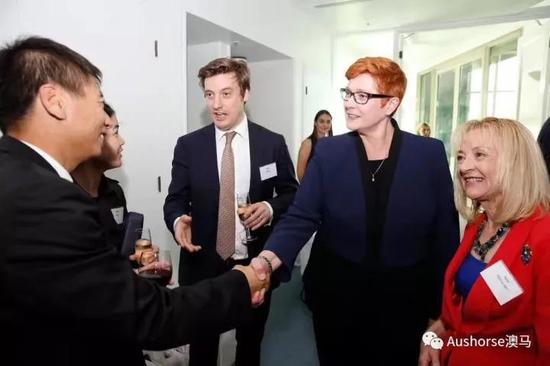 澳大利亚国防部长Marise Payne 与中国玉龙马业董事长张月胜（左）握手并进行了友好交谈（图：TBA）