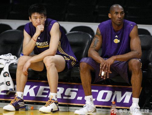"詹姆斯:" 你很难想象,他这么高,却把球掌控的如此之好,有时当他持球