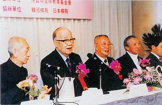 图说:应昌期在第二届“应氏杯”世界围棋锦标赛主席台 网络图