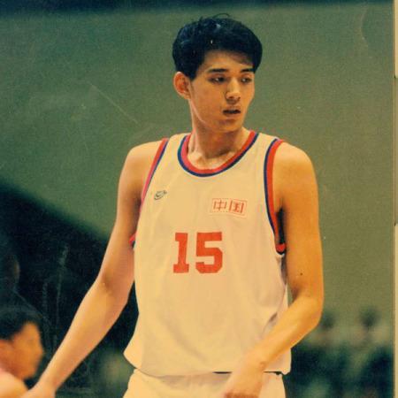 中国篮球史上气场最强的球员 刘玉栋给他打替