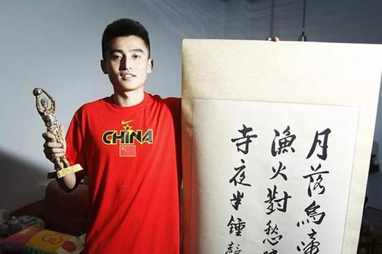 就是他!篮球界书法第一人 书法界篮球第一人!_