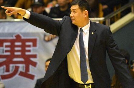 中国篮球史上气场最强的球员 刘玉栋给他打替