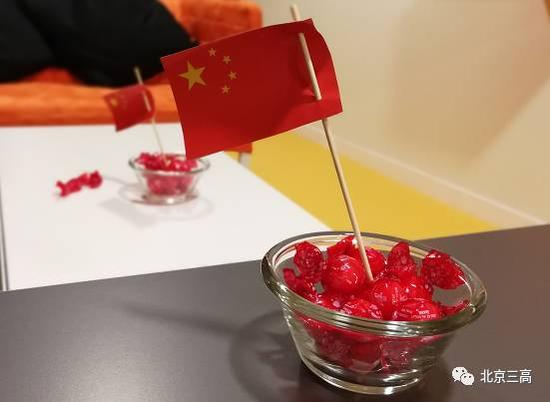 人大附中足球队赴西班牙培训 高雷雷看望小师