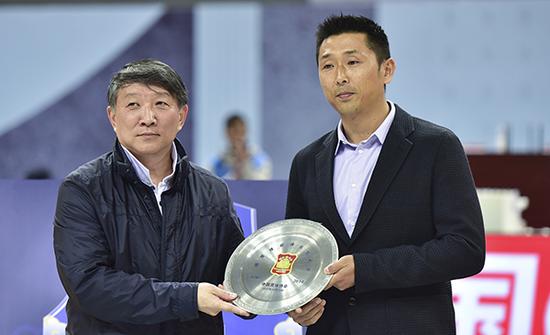 胡雪峰（右）从篮协副主席宫鲁鸣手中接过退役纪念奖牌