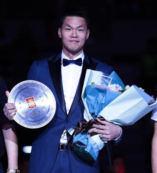 朱芳雨退役仪式，手持篮协特制奖牌