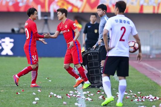 延边富德与河北华夏幸福的比赛，第8分钟金承大换下U23球员尹昌吉。