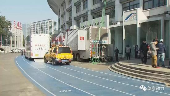 北京工人体育场外的转播车