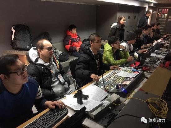 转播车内体奥动力员工工作图