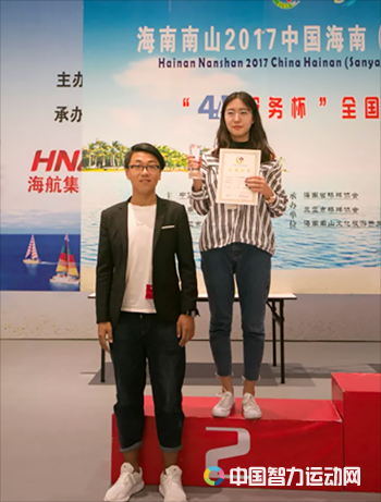 4A会展服务有限公司副总经理贺海为 青年组第二名刘俊彤 颁奖后合影