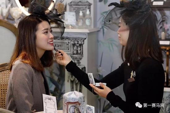 平台广场化妆专柜提供专业化妆服务，与女士们分享扮靓贴士，图香港马会