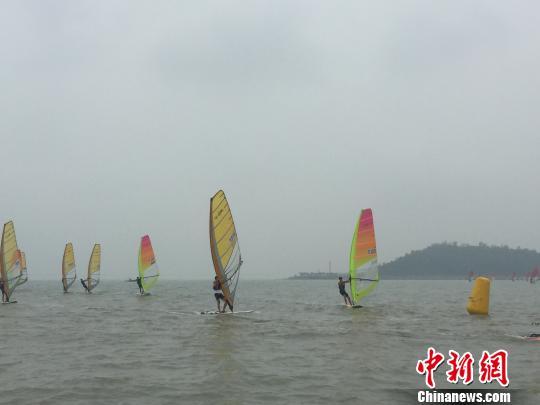 参赛的选手们在海上扬帆竞技 邓媛雯 摄