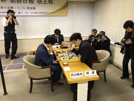 激战过后双方回顾得失(图片摘自日本棋院)