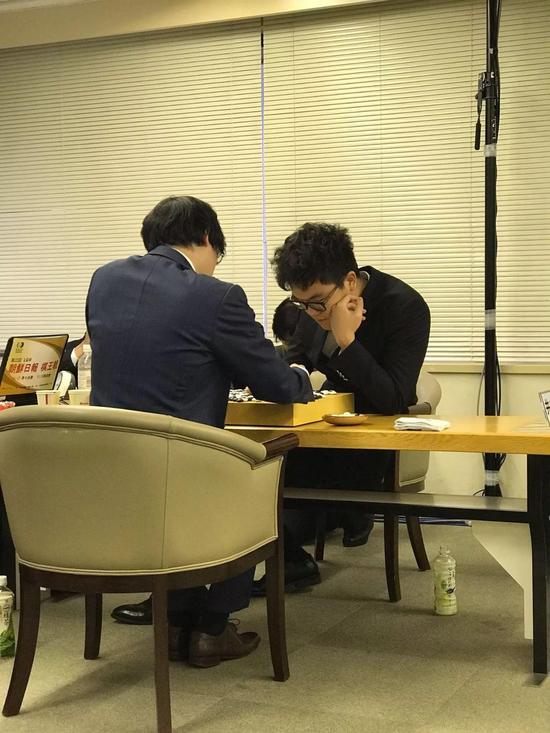 柯洁错失最后的机会,遗憾止步(图片摘自日本棋院)