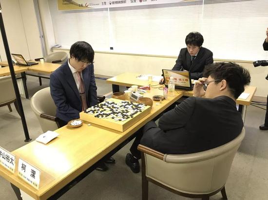 从表情中很难看出输赢,这就是职业棋手的特点(图片摘自日本棋院)