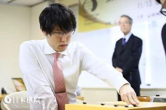 井山裕太执黑先行,在柯洁面前祭出高中国流(图片摘自日本棋院)