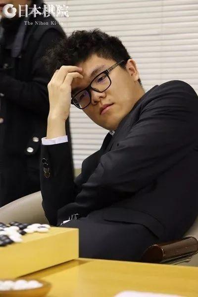 局后,柯洁难掩懊悔(图片摘自日本棋院)
