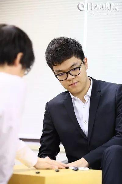 执白的柯洁以两个三三开局(图片摘自日本棋院)