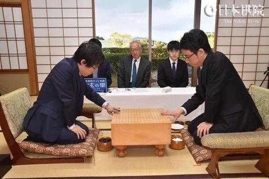 双方在挑选棋具，选择对局时适合自己的棋具