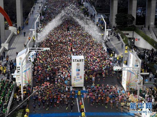 2月26日,参加东京马拉松的选手从起跑处出发。 新华社 图