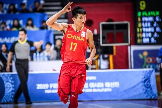 CBA暴走之人易建联为他送膝盖！还不打NBA吗？