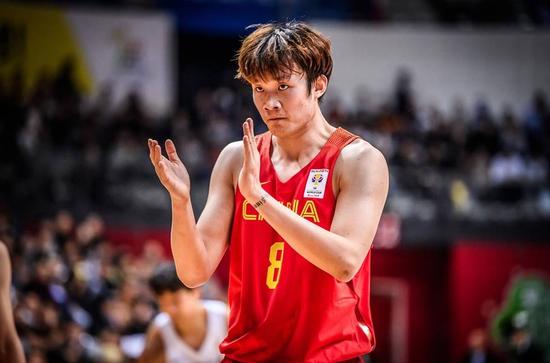 CBA暴走之人易建联为他送膝盖！还不打NBA吗？