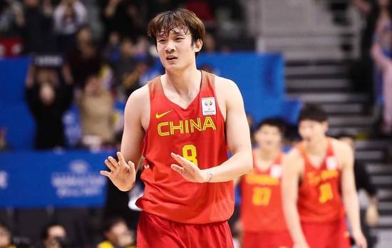 CBA暴走之人易建联为他送膝盖！还不打NBA吗？