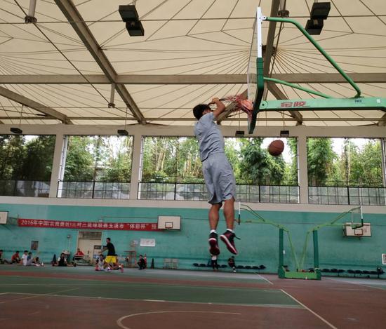 星记-云南喷气机矣进宏 扣瓶子练出的扣篮王!