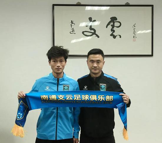 郑浩乾(左)被上海上港租借给了中甲南通支云。