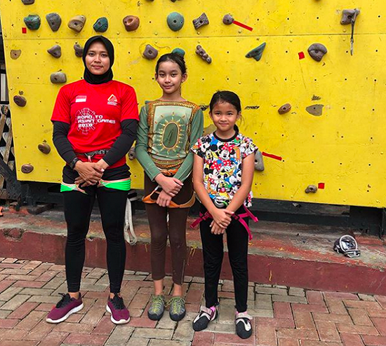 印度尼西亚的攀岩运动员Aries Susanti与当地的孩子们（图片来源：INS）