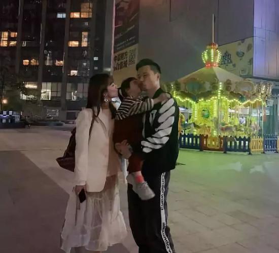 【博狗体育】奶爸!郜林到幼儿园接女儿放学 一家三口享受家庭乐