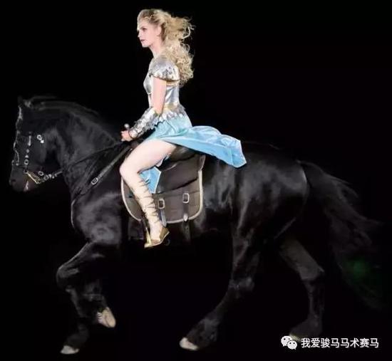 古希腊美女海伦的第一扮演者是来自丹麦的18岁姑娘Camille Pless。她骑着一匹弗里斯马(Freisian