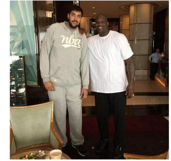 世上有5人合影碾压奥尼尔 看过照片才知道